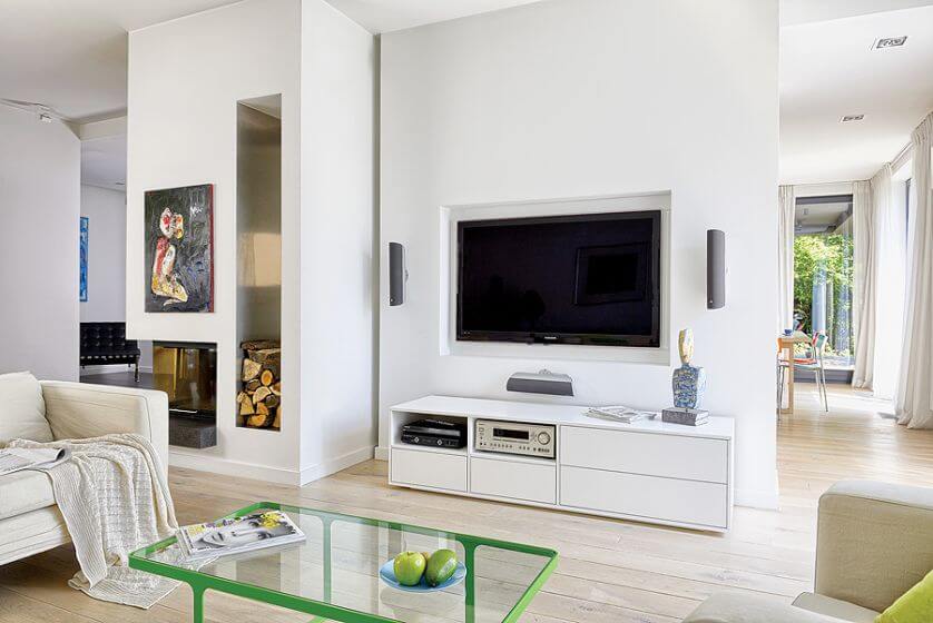 Stolik z zieloną ramą to Campus z Indivi Design Store. Pled i poduszki - Home Sweet Home.