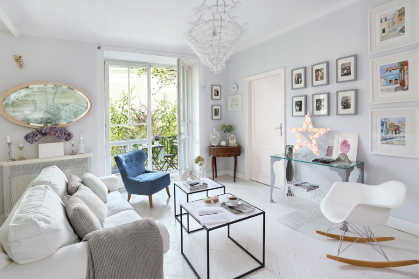 Stoliki kawowe to pomysł Natalii. Fotel, kanapa, pled i poduszki przyjechały ze sklepu NAP.