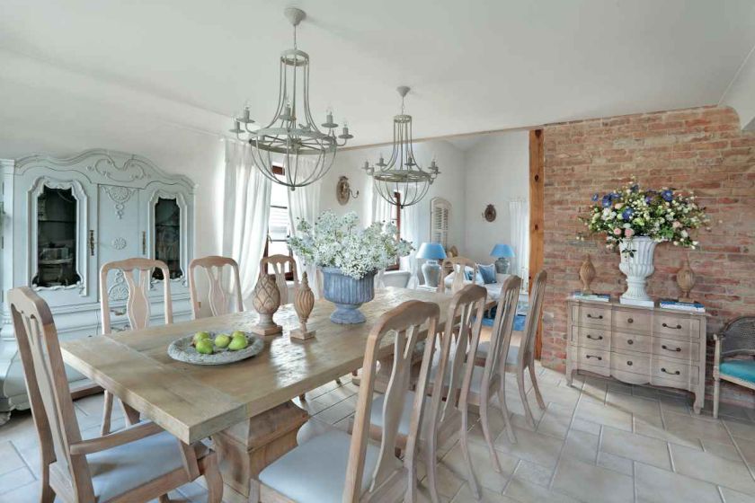 Pałacowo i surowo: styl loftowy obok francuskiej klasyki