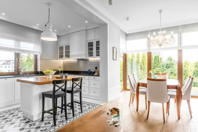 Salon zdobi ściana z cegieł, sypialnię – błękitne motywy. To dom trochę klasyczny, trochę nowoczesny,