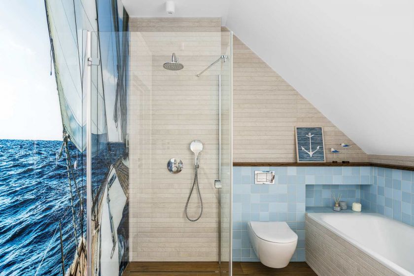 Salon zdobi ściana z cegieł, sypialnię – błękitne motywy. To dom trochę klasyczny, trochę nowoczesny,