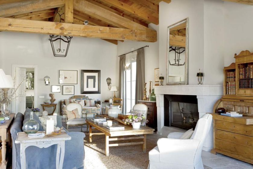 Bogato dekorowany salon to kwintesencja francuskiego stylu. Zdobią go obrazy, kwiaty i ulubione przedmioty właścicieli.