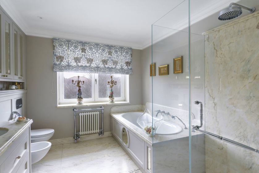 szara łazienka z marmurem