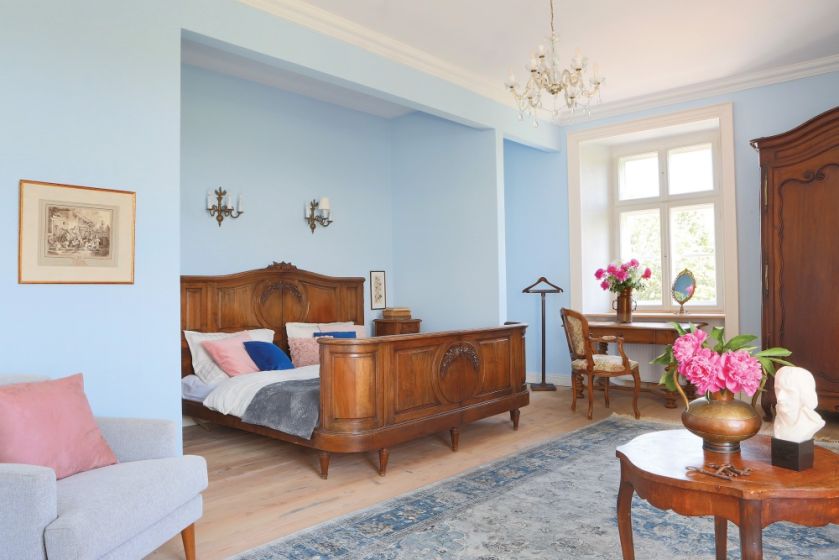 WSZYSTKIE ŁÓŻKA POZA TYM W BŁĘKITNEJ SYPIALNI SĄ NOWE. TO ZABYTKOWE ŁOŻE ZACHWYCA GOŚCI PAŁACU