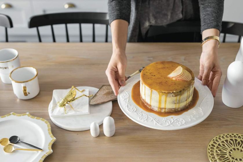 Biznesmenka z wykształcenia, z pasji – artystka. Właścicielka mieszkania prowadzi pracownię K.Pilch Cukiernia Artystyczna.