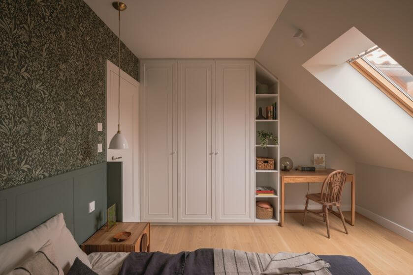 sypialnia na poddaszu w domu na warmińskiej wsi