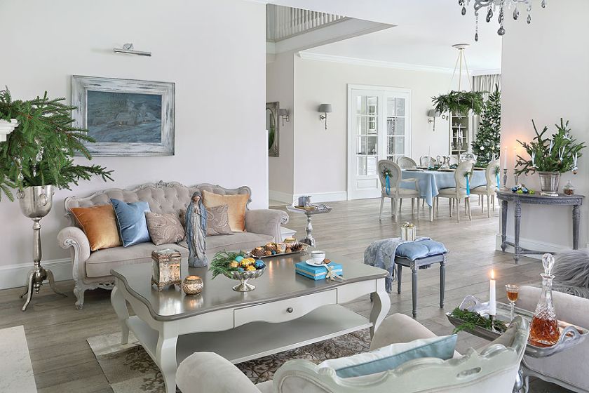 Stylowy dom w stylowej świątecznej aranżacji. Dominują modne srebro, złoto i błękity.