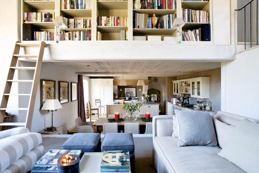 Angielski dom w dawnej stodole w świątecznej dekoracji