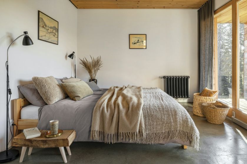 sypialnia szarość i drewno