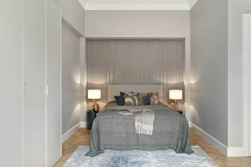 szara sypialnia w stylu modernistycznym