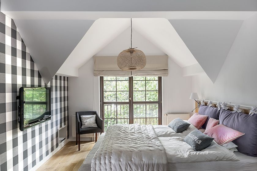sypialnia w stylu skandynawskim na poddaszu