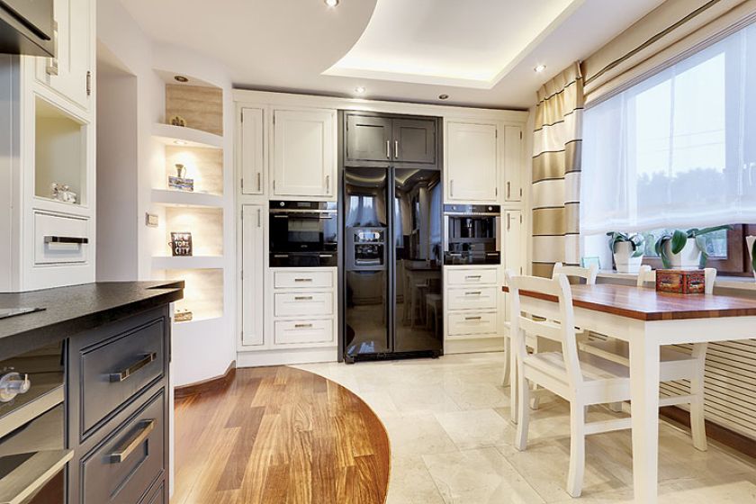 Szafki (9720 zł) i stół z krzesłami (2800 zł) zrobiono z lakierowanego drewna. RETRO MODERN