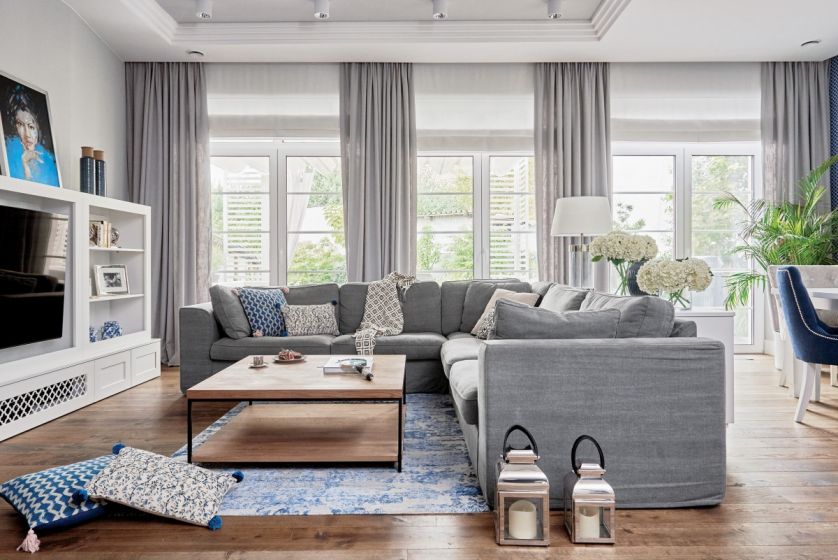 szary narożnik w salonie