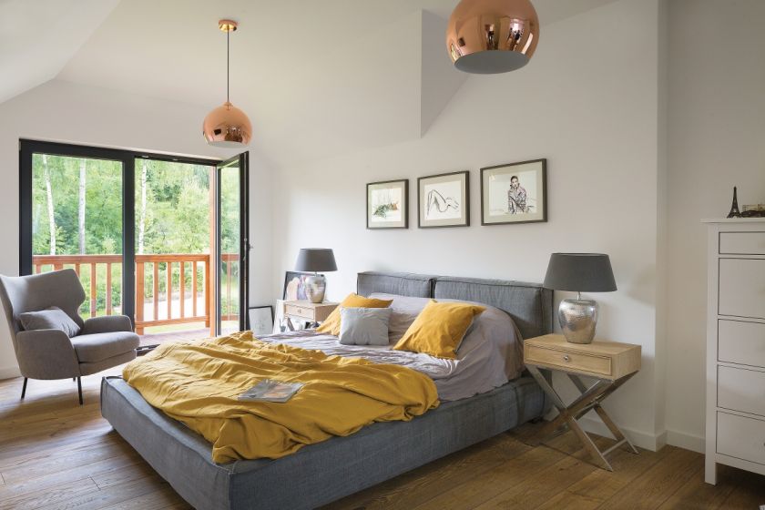 szara sypialnia z drewnianymi dodatkami