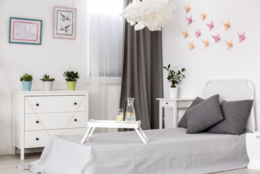 Fot. Shutterstock. Szara sypialnia - inspiracje, dodatki, aranżacje