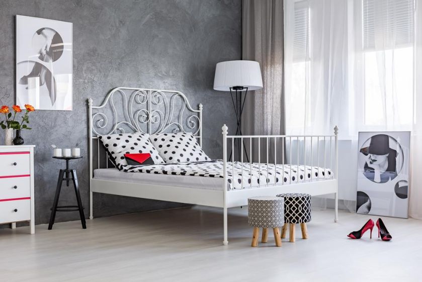 Fot. Shutterstock. Szara sypialnia - inspiracje, dodatki, aranżacje