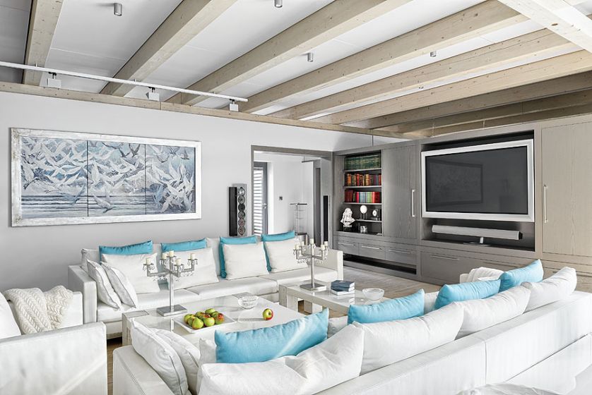 Szare meble zrobione zostały na zmówienie, kanapy i stoliki z firmy Baltus, wieża od Bang Olufsen. Obrazy namalował