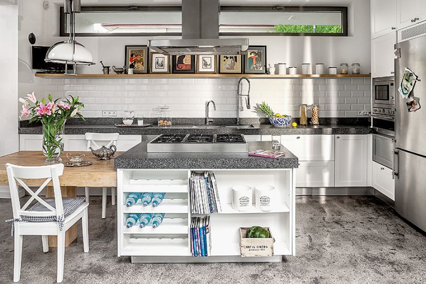 Szarość, biel, na podłodze beton. Nowoczesny okap na kuchenką.