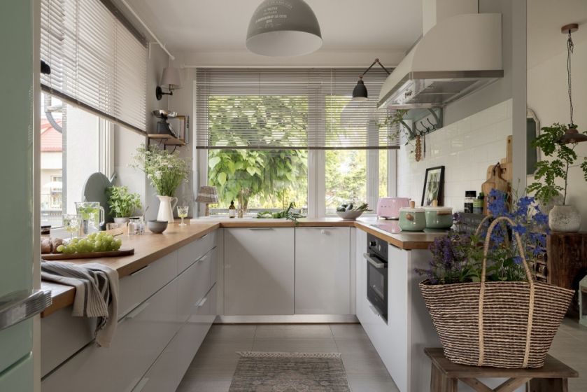 biała kuchnia z drewnianym blatem