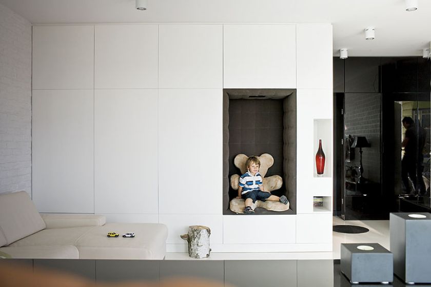 Tapicerowana welurem wnęka z misiem to ulubione miejsce synka Damiana.