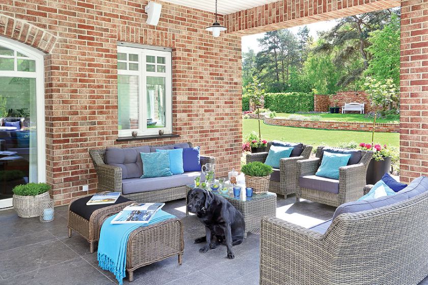 Taras ma ponad 40 metrów i jest w połowie zadaszony.