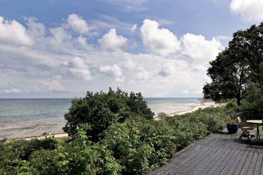 Taras to doskonały punkt widokowy. Drewniany dom nad morzem