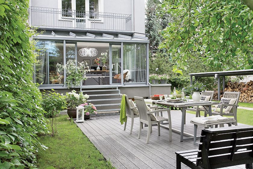 Taras utrzymany w tonacji błękitnej szarości.