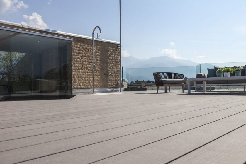Nowoczesny i bezpieczny taras z desek kompozytowych