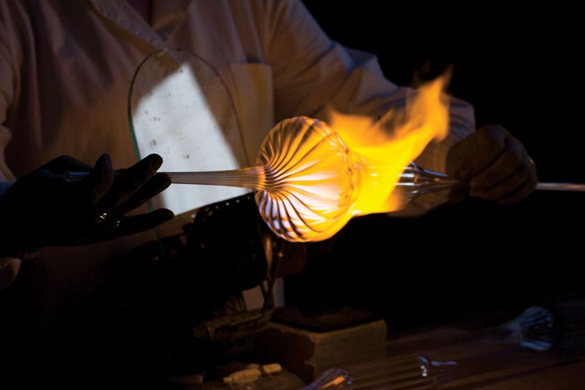 Technika robienia lamp jest niezmienna od wielu lat. Z biegeim czasu pojawiają się nowe pomysły na kolory i kształty lamp.