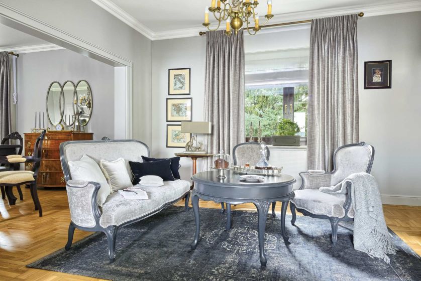 szary salon w stylu francuskim
