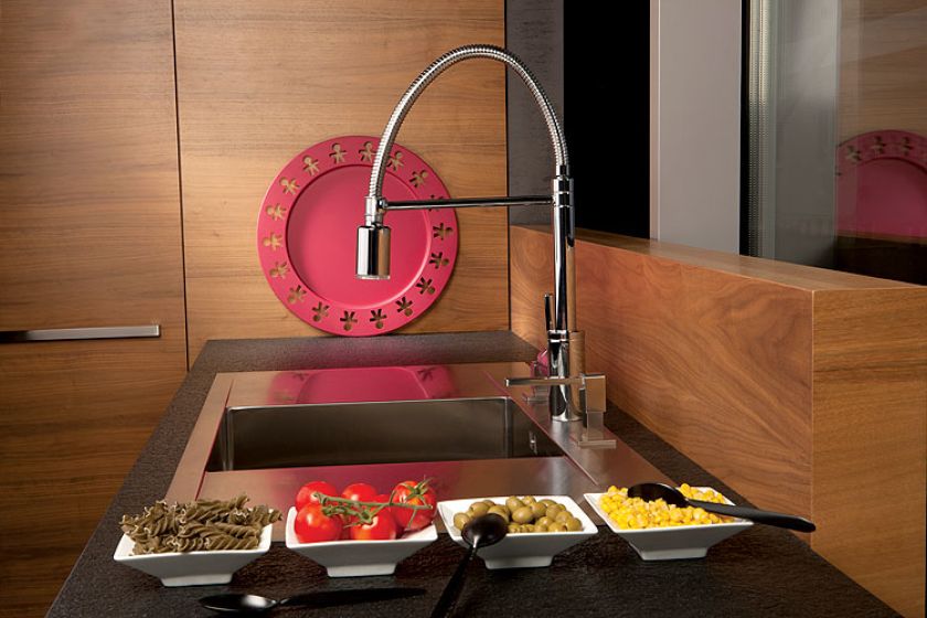 Teramo z wyciąganym natryskiem, woda podświetlana diodami LED, 736 zł. FERRO