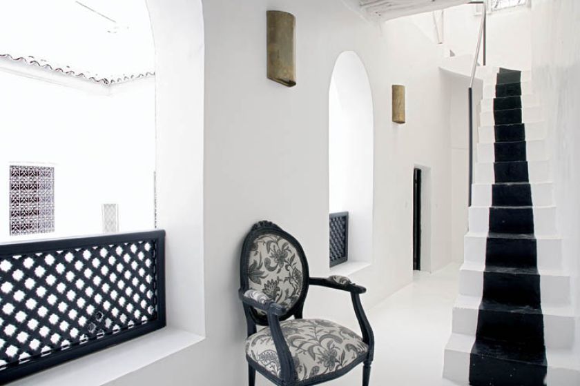 To typowy otwarty dom. Wokół patio jest krużganek.