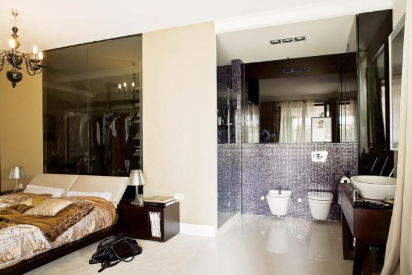 Toaleta miała być oddzielona od sypialni ścianą z matowego szkła. Pospieszna przeprowadzka, małe dziecko i...