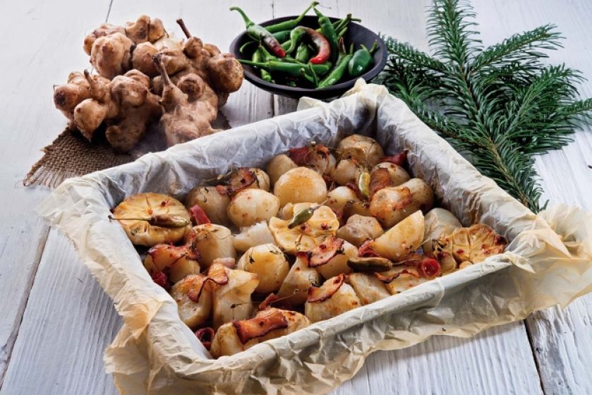 Pieczony topinambur z powodzeniem zastąpi kartofle: obierz go, umyj i zapiecz z przyprawami!