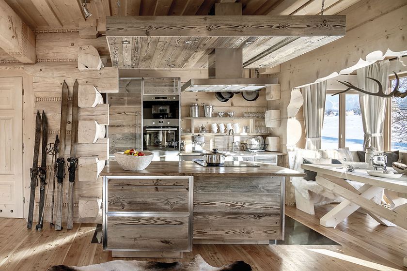 Tradycyjne góralskie budownictwo, takie z wełnianką między płazami - czyli drewnem pociętym na długie pasy.