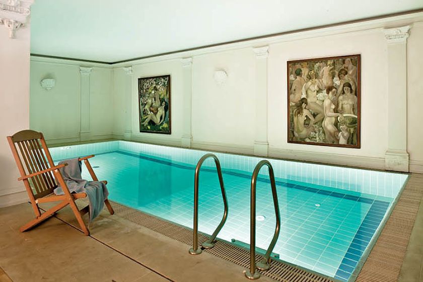 Tutaj można połączyć dwie przyemności: przy okazji pływania podziwiać dobre malarstwo.