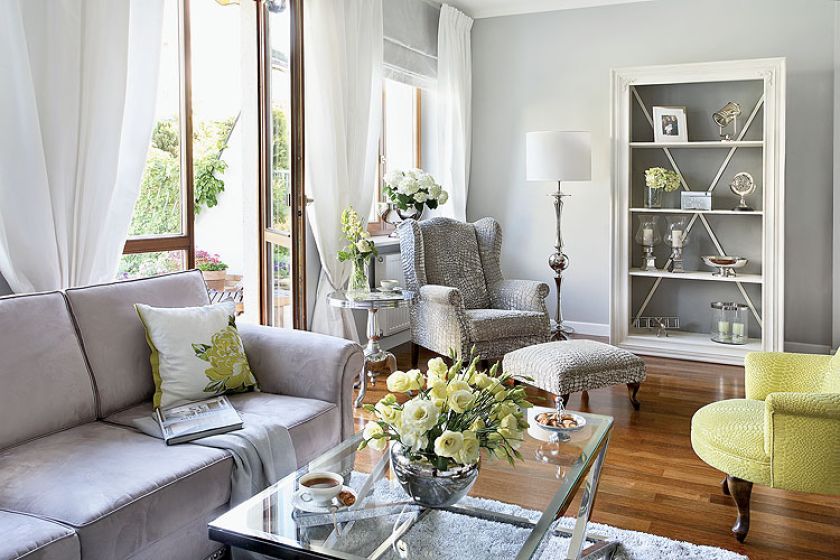 Urządzony jest meblami i przedmiotami ze sweet living. Kanapa i fotel mają tkaniny z Designers Guild. Stąd pochodzą też