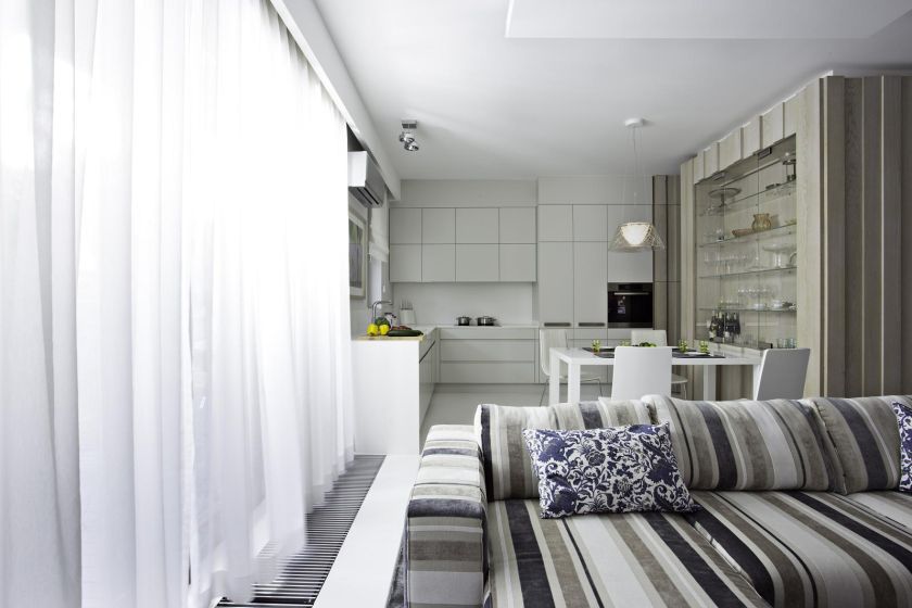 Urządzony w kolorach ziemi: wyblakłe beże, zgaszone brązy. Główną rolę odgrywa rozłożysty narożnik w pasy.