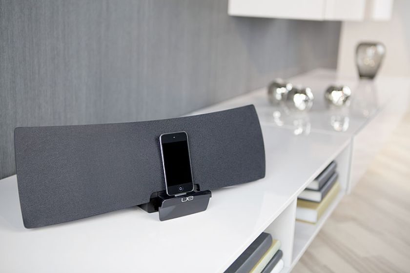 Używa domowej sieci Wi-Fi do przesyłania m.in. dźwięku z laptopa, iPad-a czy iPhone-a. Cena 1569 zł. LOGITECH