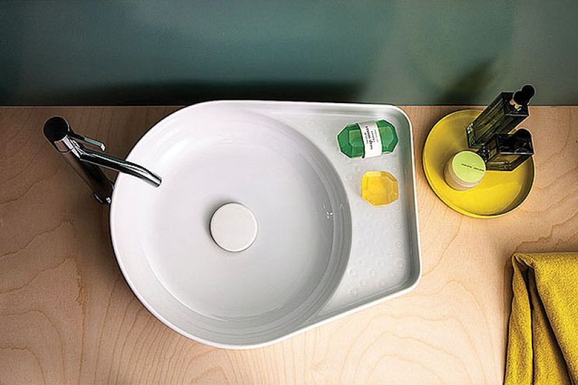 VAL, mała umywalka nablatowa zrobiona z superceramiki SaphirKeramik, zaprojektowana przez monahijskiego dizajnera Konstantina