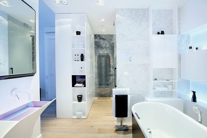 W całym apartamencie położono dębową podłogę, w łazience na ścianach pojawił się marmur. Do tego