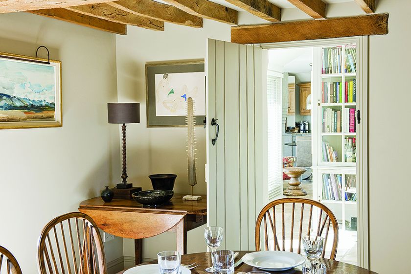 W całym domu sufit podtrzymują drewniane belki.