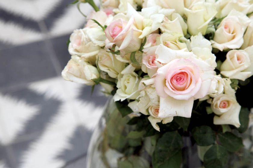 W domu jest dużo bieli. Biały dom w różowym mieście