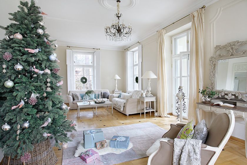 W domu królują bielone meble francuskie i beżowe obicia.