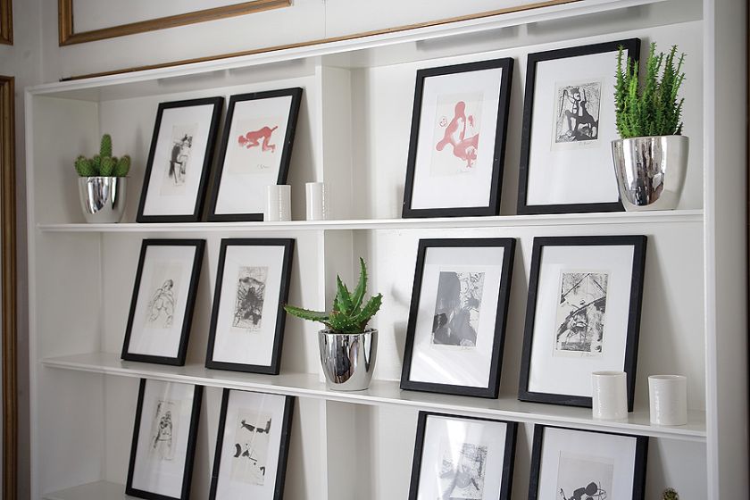 W domu na ścianach jest dużo grafik, malarstwa, rysunków.