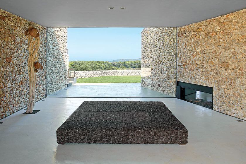 W domu oprócz drewna wykorzystano sporo kamienia.