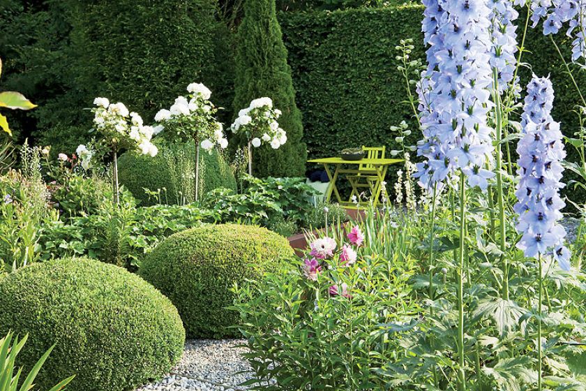 W dzikiej części ogrodu meble są bardziej sielskie.