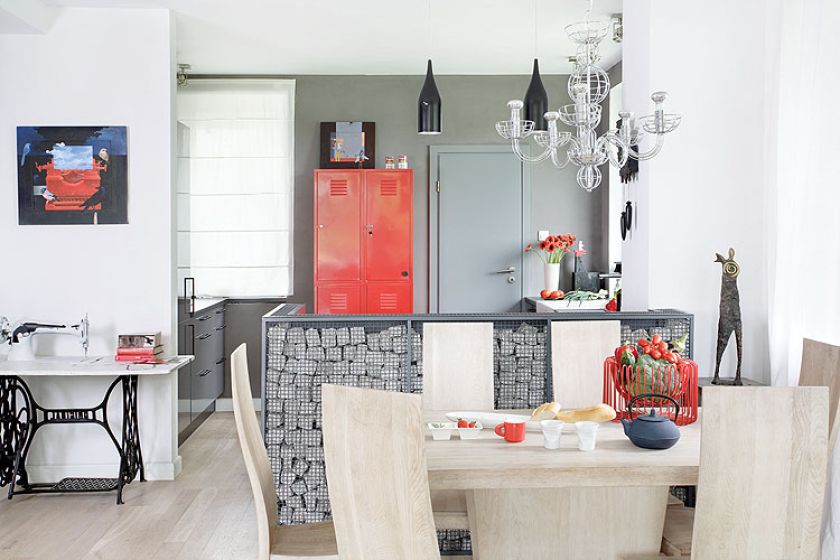 W klatce z siatki, zamiast naturalnych kamieni uwięziona jest granitowa kostka.