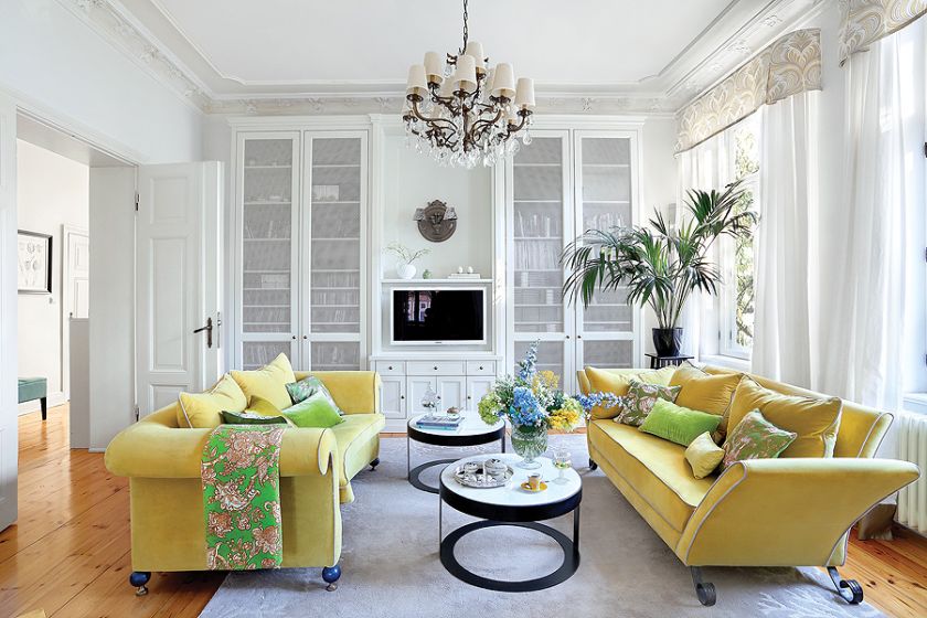 żółte dodatki w salonie