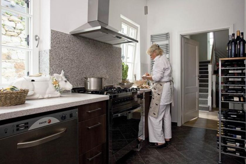 W kuchni praktyczna szafka na wino. Dom gościnny